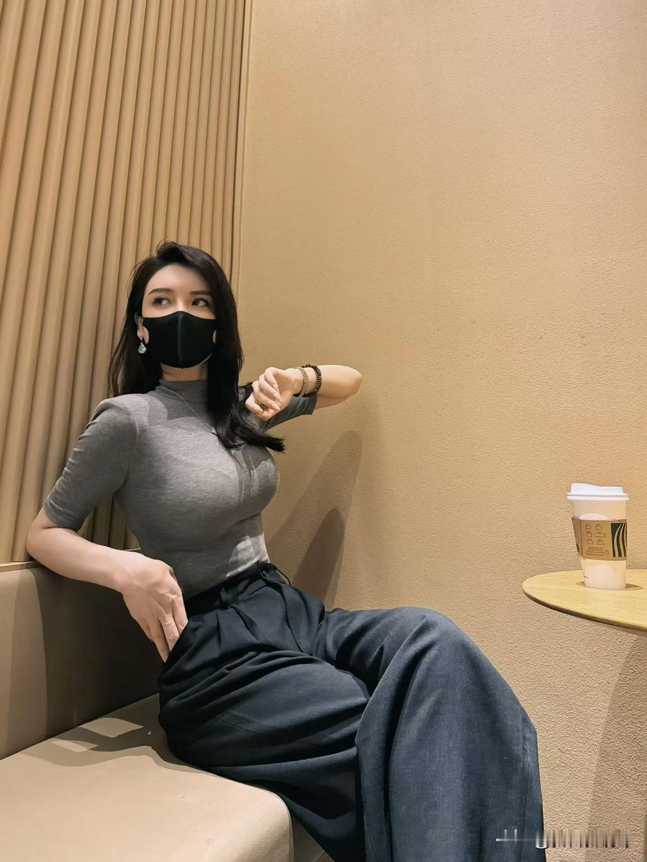 咖啡馆里的慵懒午后，黑色口罩下的优雅与宁静咖啡休闲照秋日里的咖啡馆甜美咖啡氛