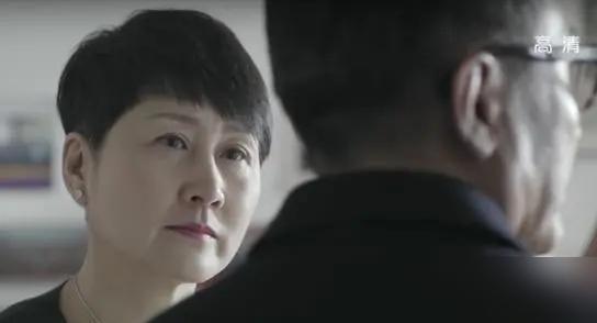 《人民的名义》中有两个桥段极具讽刺性。白秘书给沙瑞金汇报，大风厂烧伤了38个