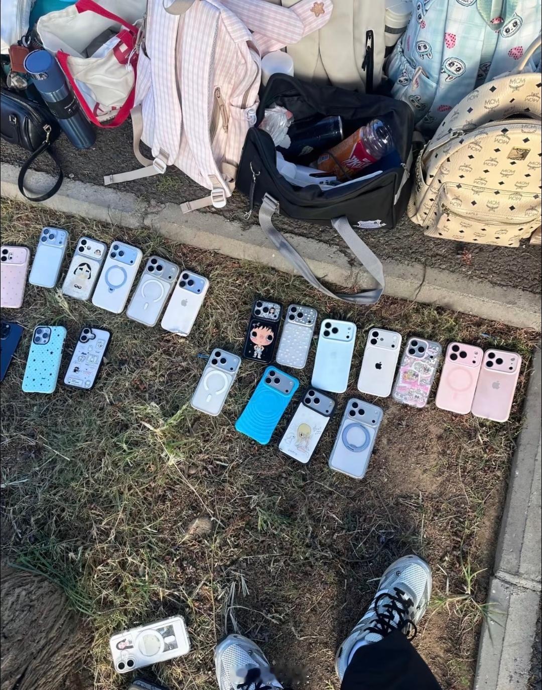 大一军训女生放手机的草坪，大学生都这么有实力了吗​​​