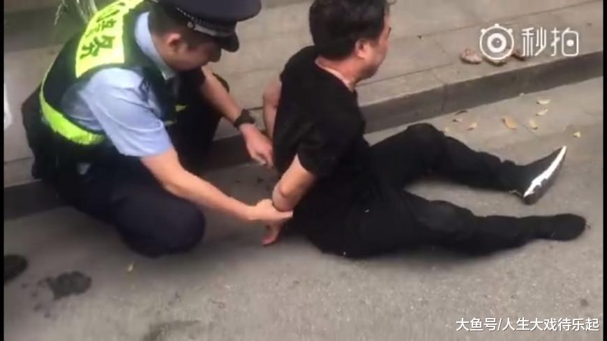 >  [社会]柳州5旬男子因私人感情纠葛, 驾车恶意冲撞无辜群众并持刀乱