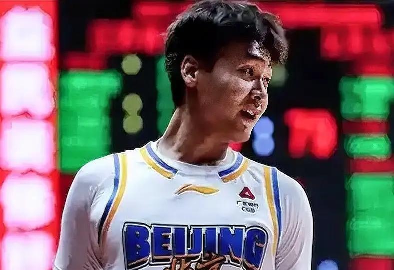 赵睿转会北京这事，我看就是个挺明白的双赢选择。他腿伤打了针好了，回来场均1