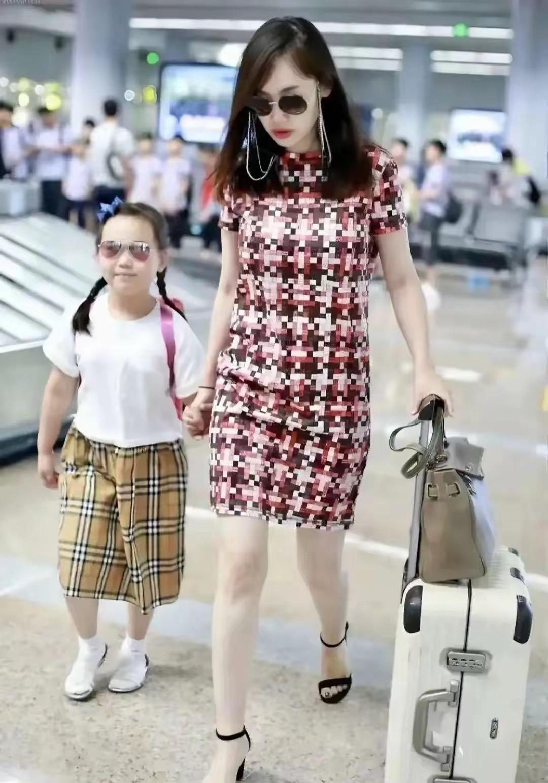 王宝强的女儿已经长大，肉嘟嘟的身材不高，一看这脸蛋就知道是谁的娃！离婚9年，