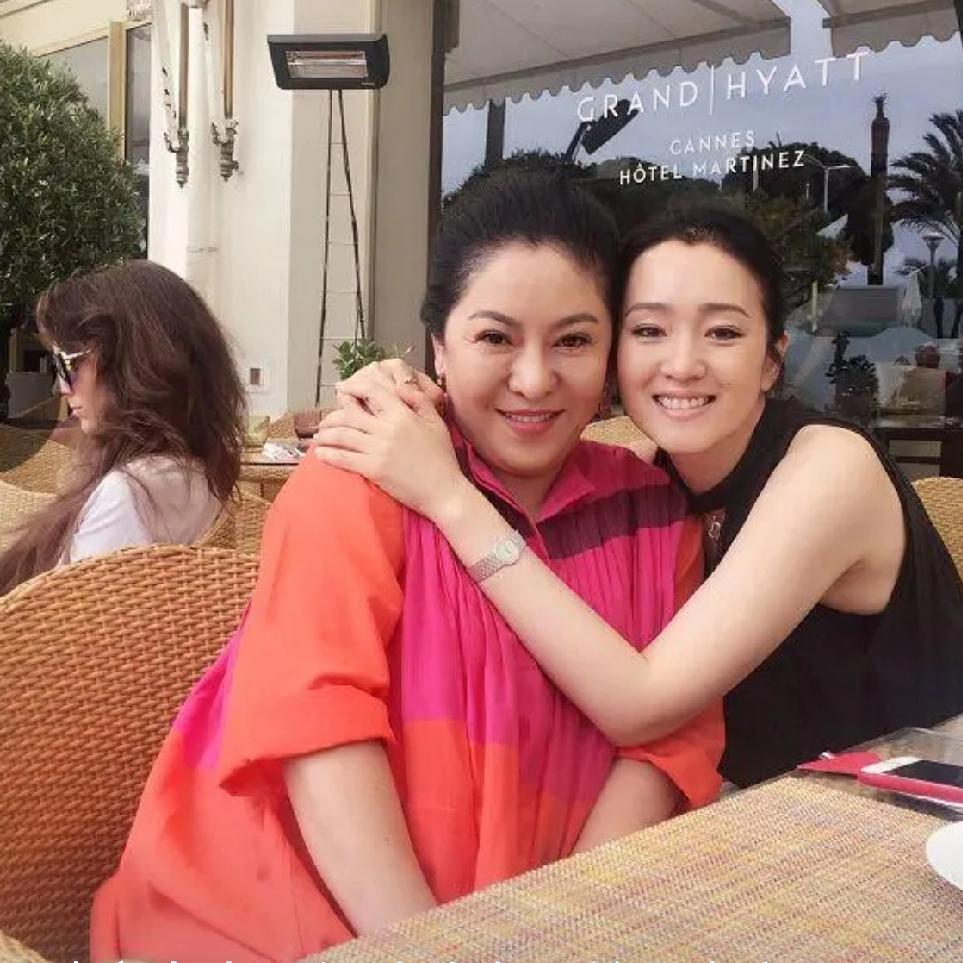 1990年的一天，向华强对太太陈岚说：“你赶紧去银行取60万现金，给我二哥（向华