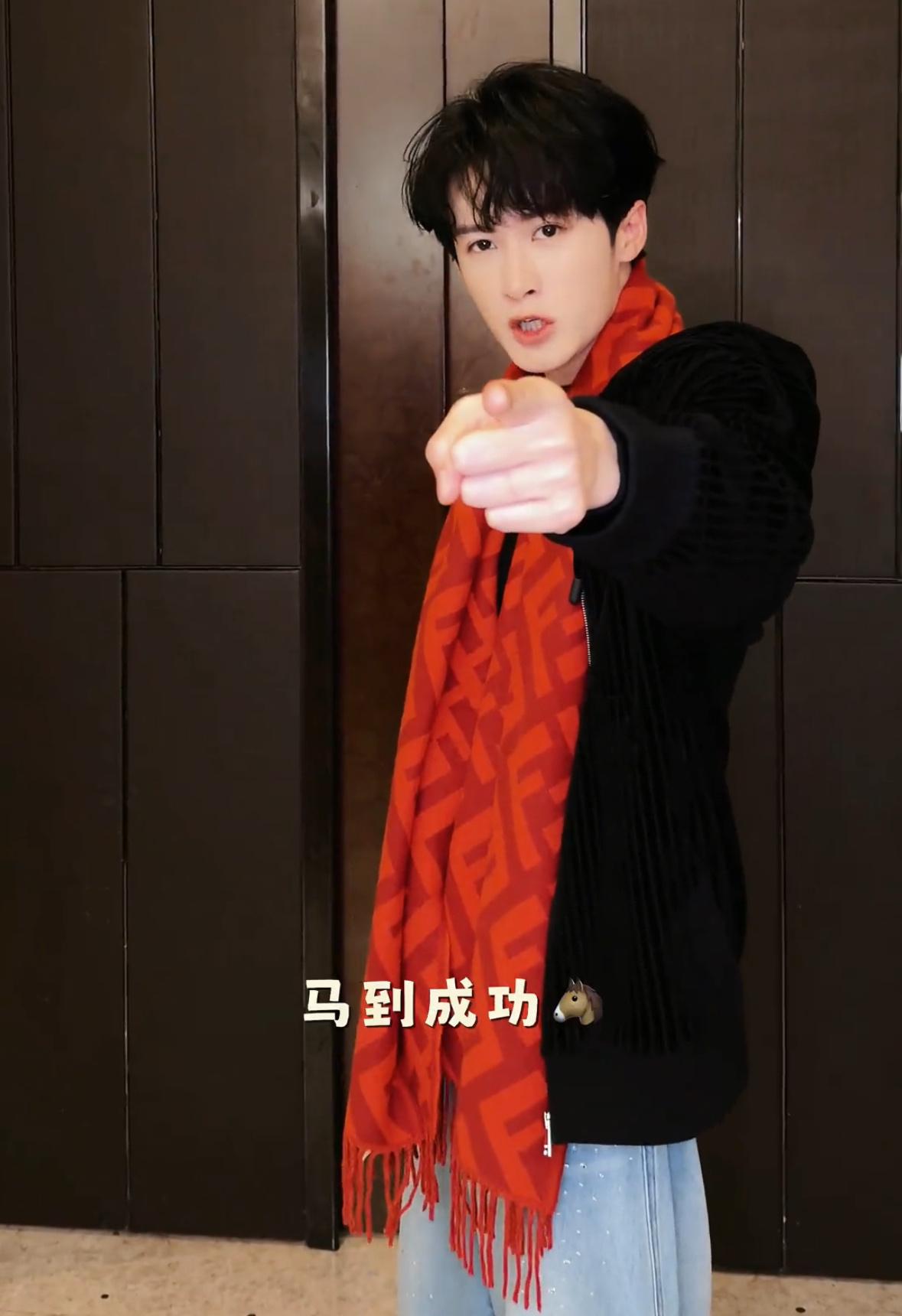 好久没见这么抽象的檀健次了，这嘴皮子真溜啊！还没反应过来呢就开始秃噜秃噜秃噜秃噜