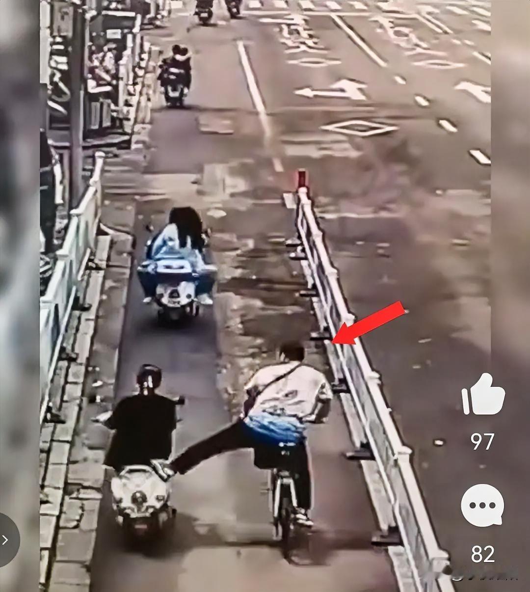 他怎么会这么坏，拘留个十天半个月也不为过。道路监控显示，在一非机动车道内，一名