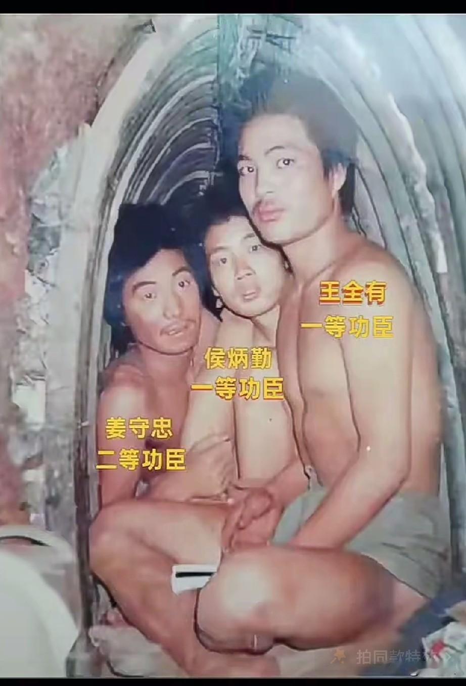 这张震撼人心的战地留影拍摄于老山前线狭小潮湿的猫耳洞之中，记录下黑豹行动突击队