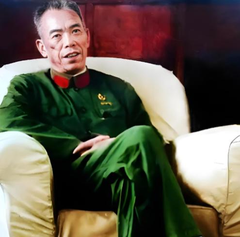 1981年，68岁的梁兴初坐在木椅上，死死盯着平反文件上“恢复大军区正职待遇”几