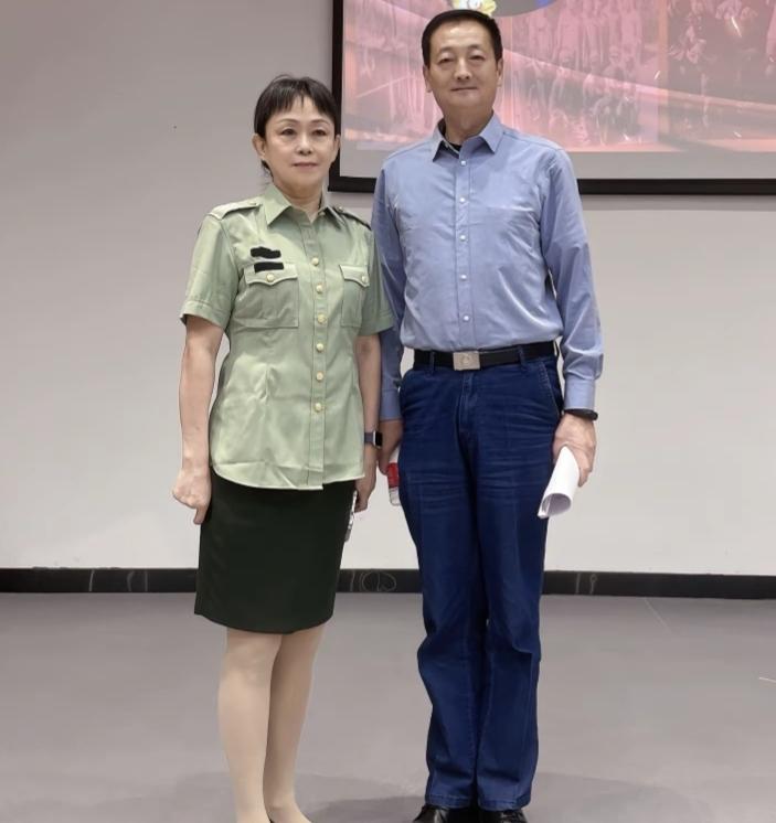 左侧女士为王媛媛，是开国中将王近山与原配韩岫岩的第六个孩子，1953年出生。 
