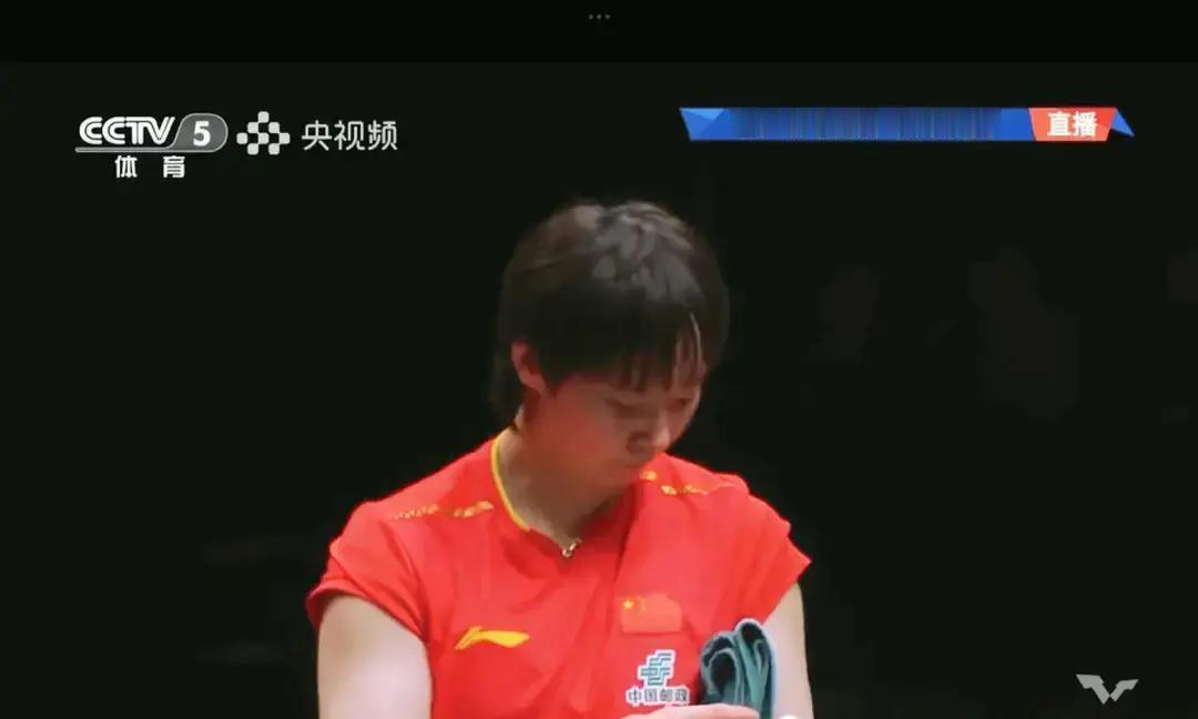 王曼昱这回真把暂停玩成了杀招。打蒯曼那局，5比3领先她忽然摁铃，20秒里把