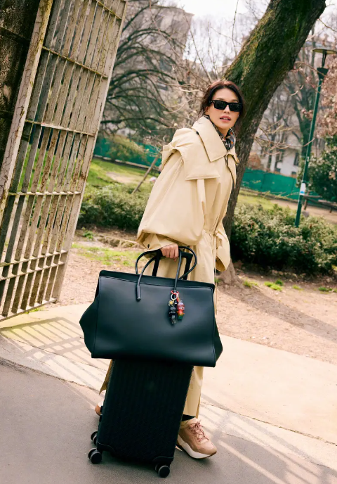 舒淇穿卡其色风衣拎黑包时尚明媚漫步街头尽显随性飒爽