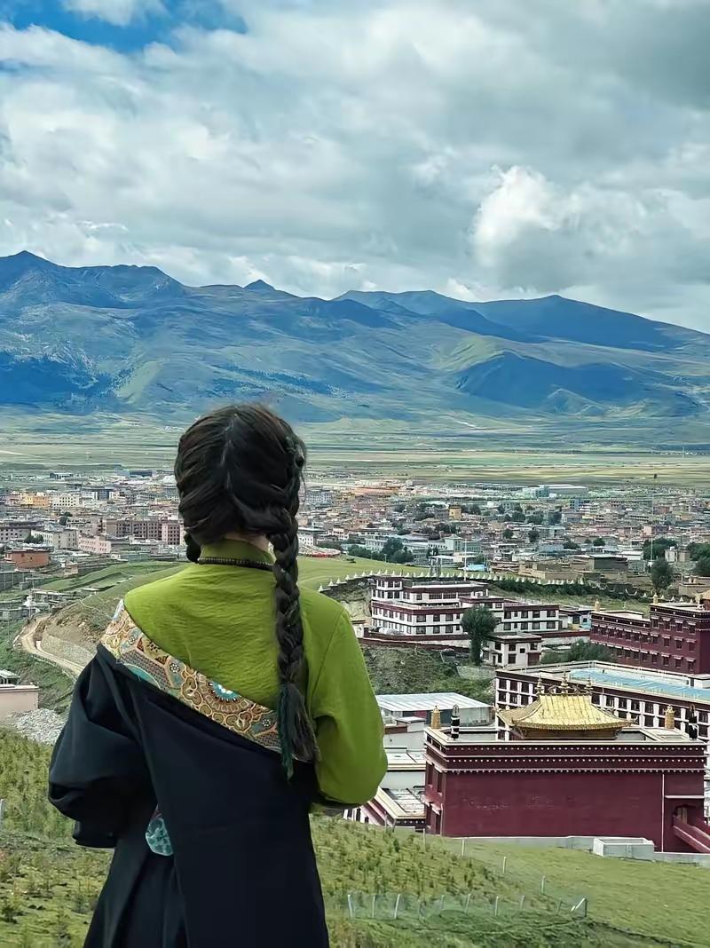 嫁给三兄弟后，藏区姑娘终于撑不住了。她说白天干活累到直不起腰都不算什么，最难熬的