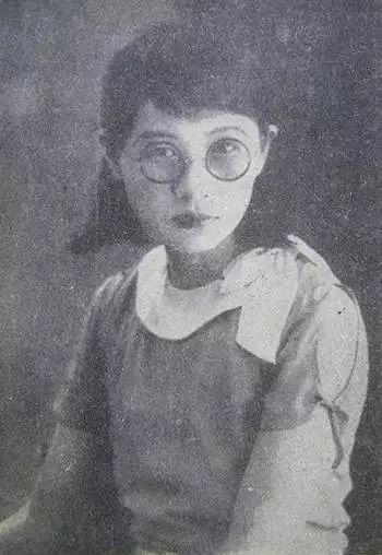 1909年，16岁的白薇与婆婆吵嘴，丈夫居然抡起凳子砸在她背上，婆婆见她倒下，扑