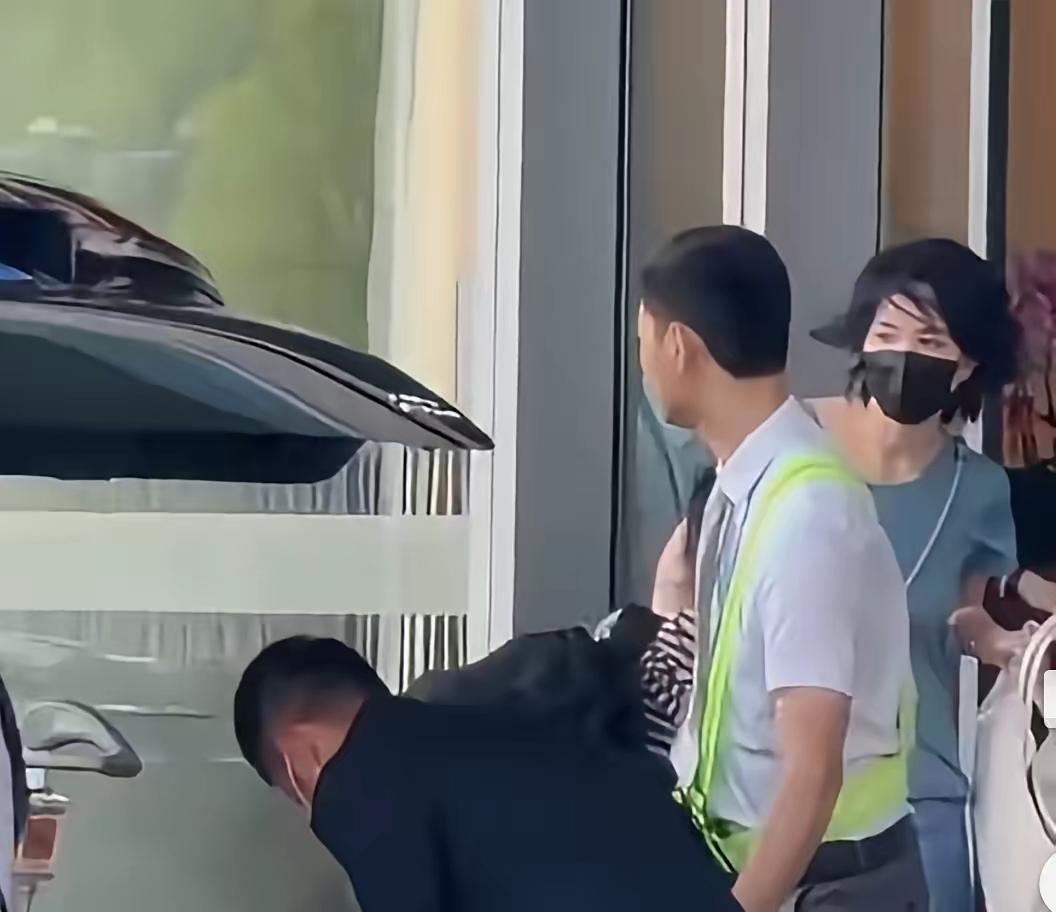 王菲是真的老了啊！8月10号王菲带着李嫣从大理返回北京，有人拍到了她们上车的镜