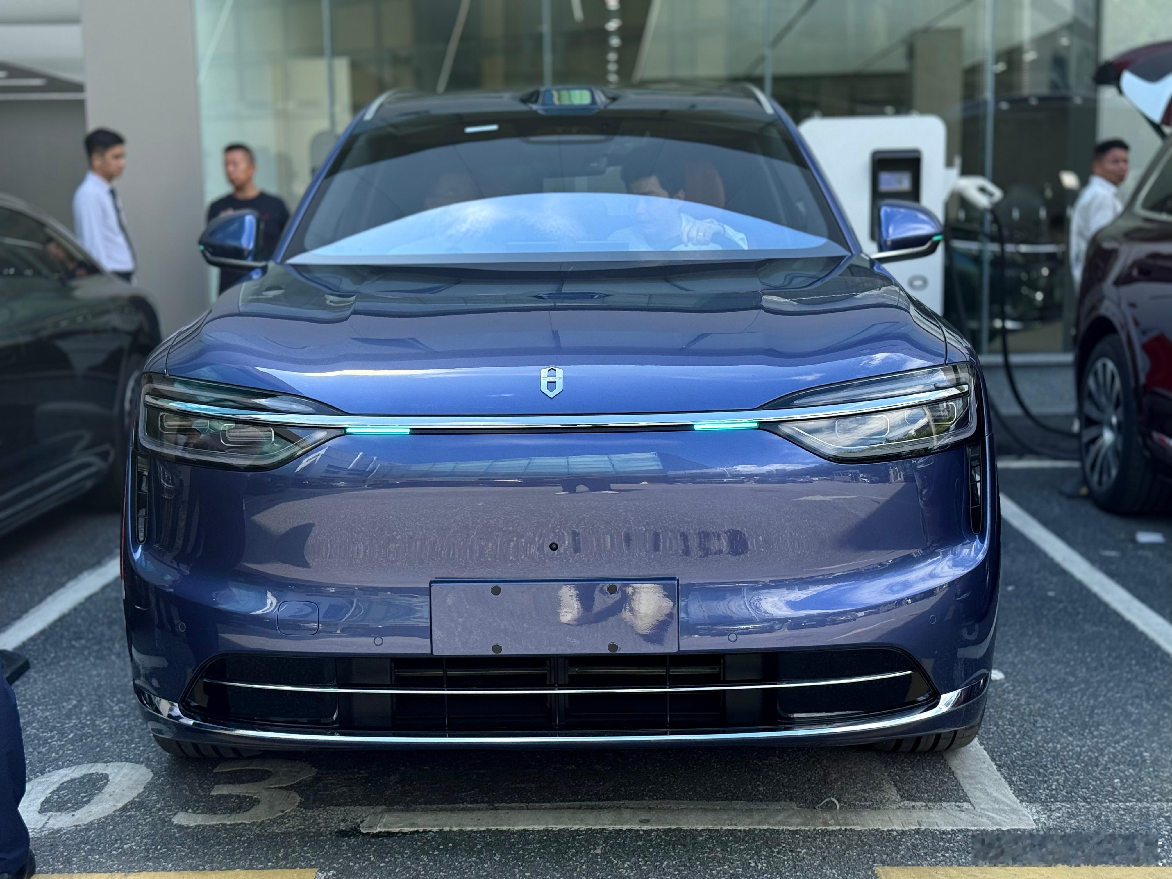 问界M7的海岛蓝颜色确实好看，不知是否要加钱？[吃瓜]​​​