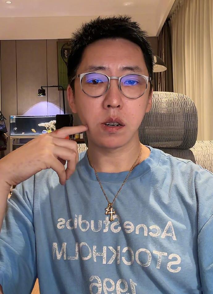 【傅首尔前夫发文怒怼留几手】傅首尔前夫怼留几手为流量魔怔了8月23日，傅首尔前