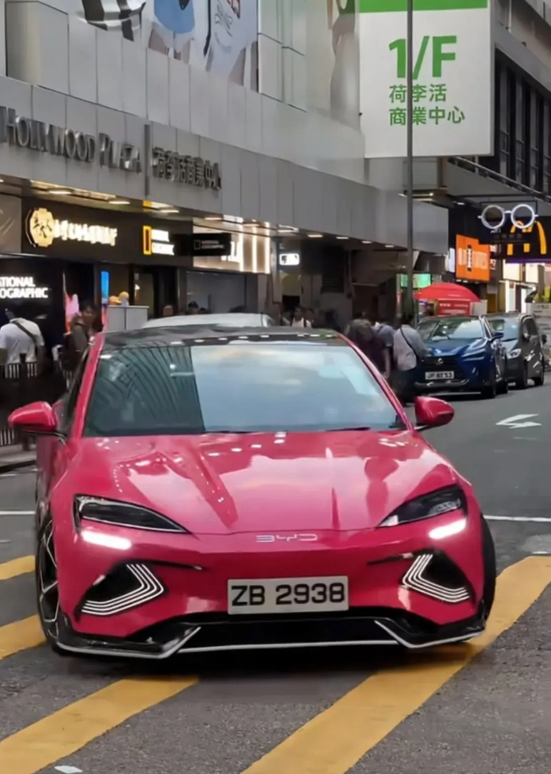 香港街头以前不是丰田就是本田，现在随处可见比亚迪，而且比亚迪跑到香港后怎么看都顺