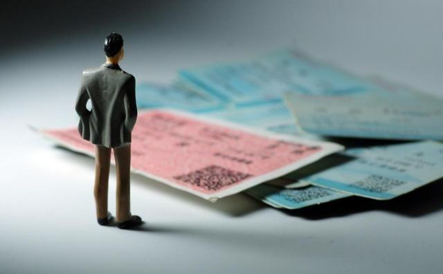 那既然如此，为什么不一开始就把第三方抢票平台禁了？要等到现在才掀桌子呢？答案是，