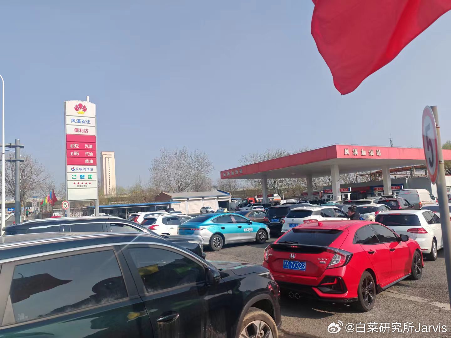 中国石化提示提前错峰加油安安稳稳早睡早起，起床一看昨晚各地加油站都有一场恶战啊大