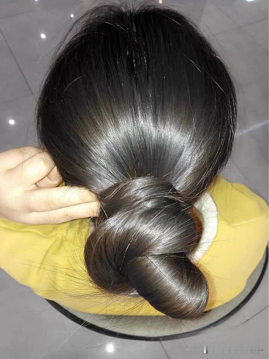 丸子发鬓真的美得很有门道！现在流行一种丸子头玄学，精心编发没人在意，随手抓的丸子