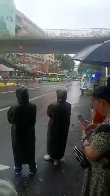 6月16日上午，泸州回龙湾人行天桥出了让人揪心的一幕。路过的市民拍到，一名