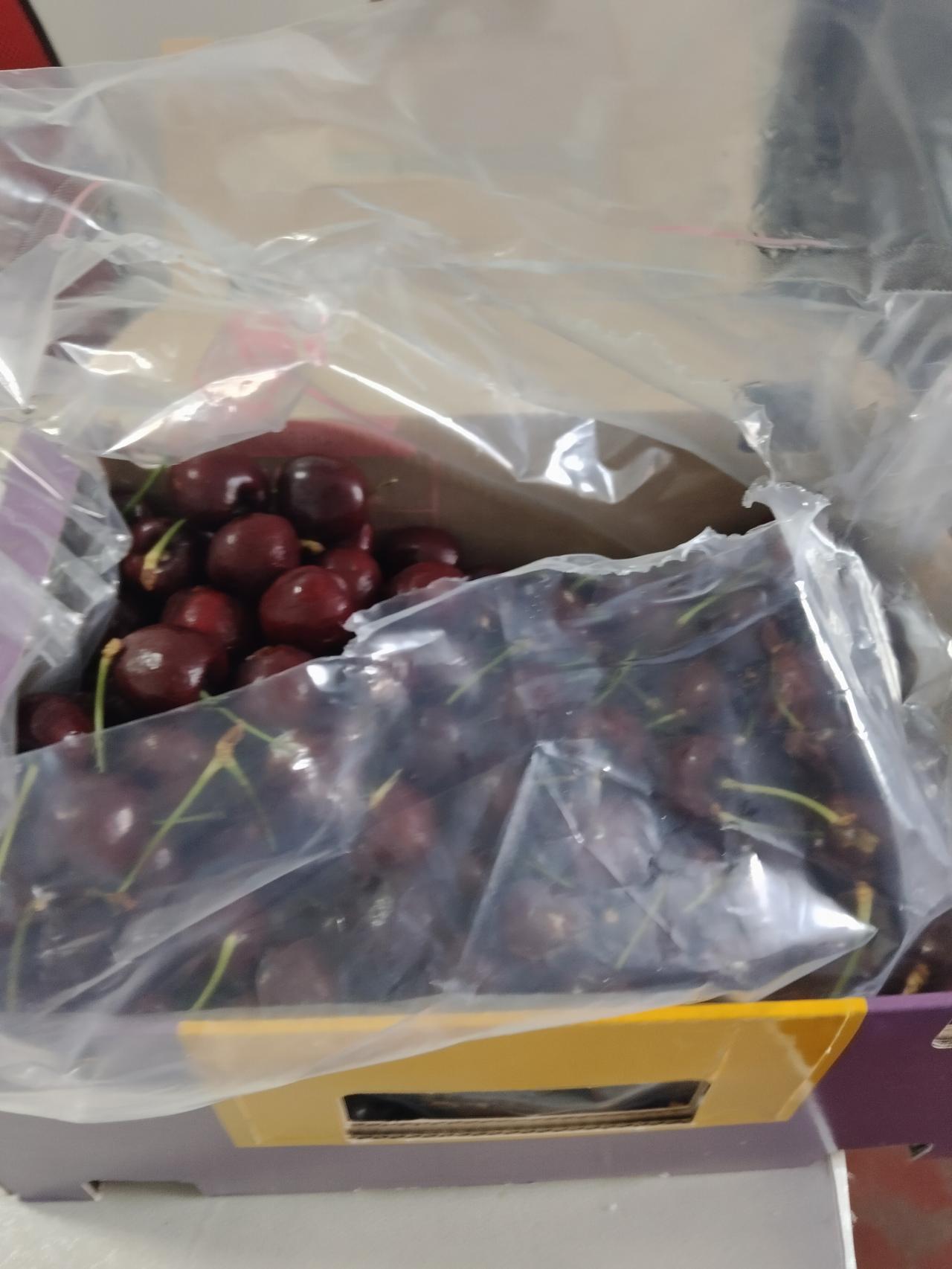 中午在回家的路上，看见一商贩在路口卖车厘子，整整拉了一小货车，35一箱，重5斤，