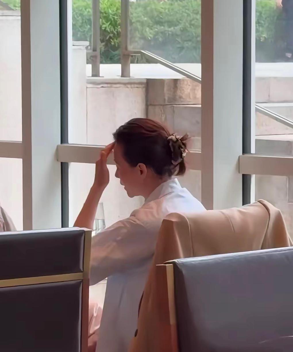 53岁董卿餐厅被偶遇，春晚13年台柱子，如今低调到差点认不出董卿也太会藏了吧