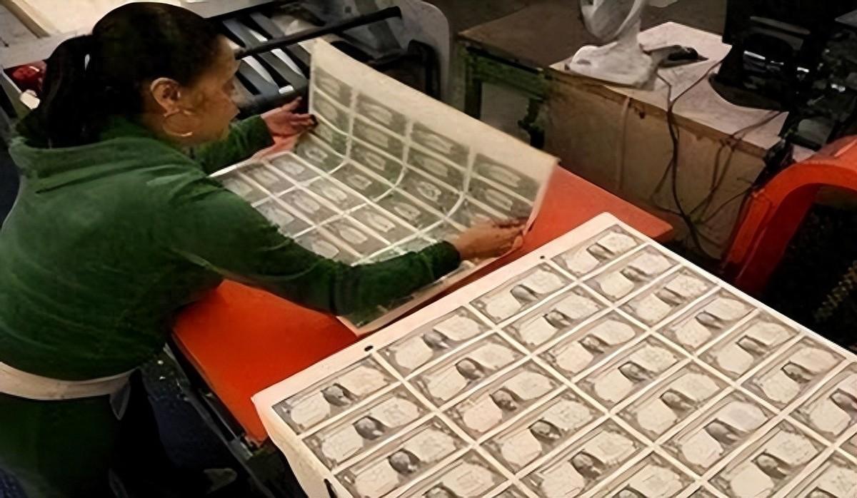 如果美国偷偷印两万亿美元，然后拿到其他国家购买商品，会如何？要是你在家偷偷印