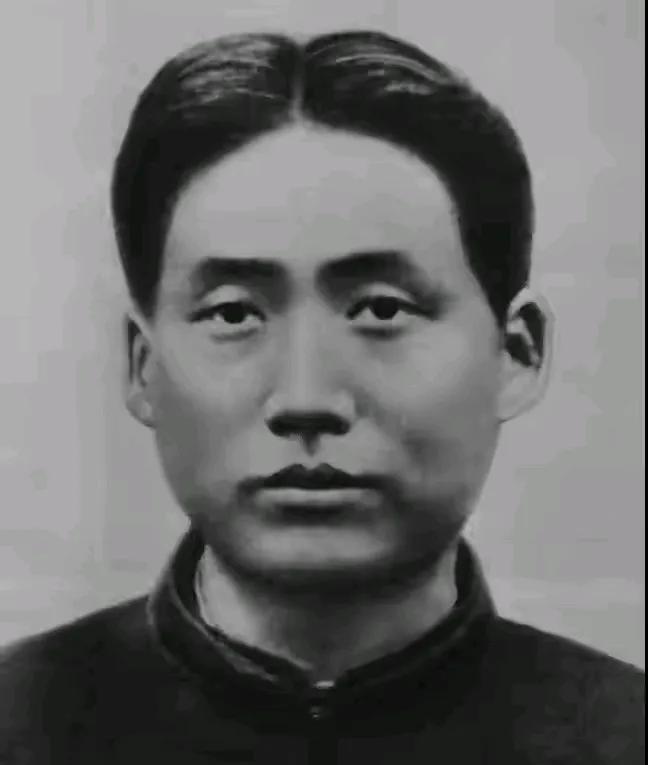 作为中国现代史上一位具有里程碑意义的领袖，毛泽东的政治生涯始于20世纪初的动荡时