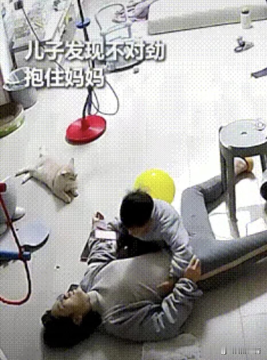 山东，一妈妈带着5岁的孩子在家，妈妈正准备朝凉杯中加水时，突然手，一下子失去了意