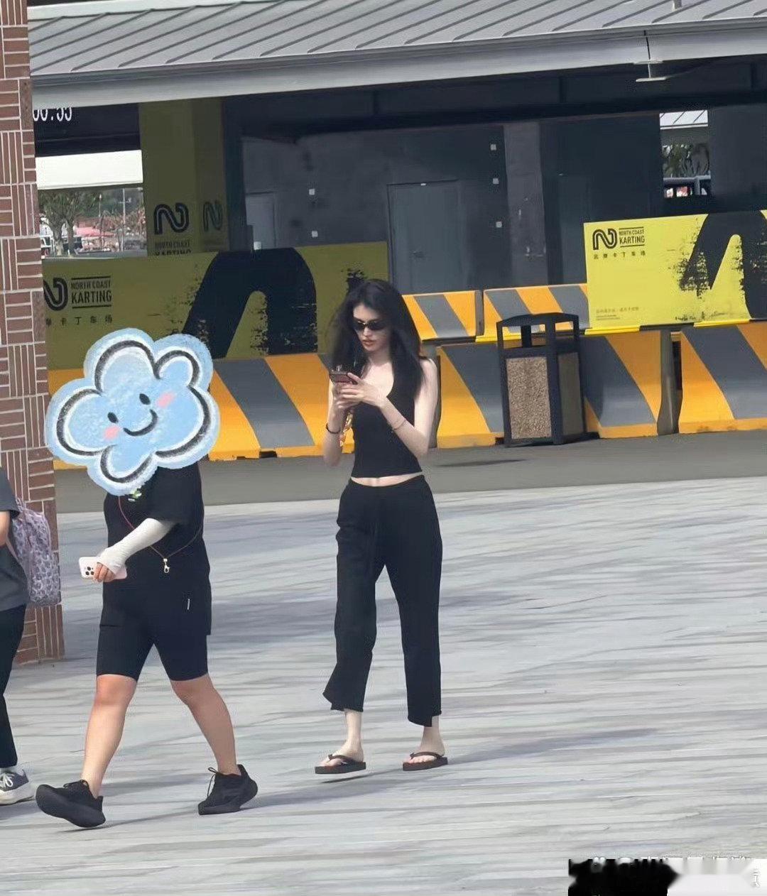 陈伟霆何穗一家三口现身阿那亚！何穗人群中白到发光，陈伟霆去健身。​​​