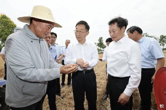 5月25日，河南省委书记刘宁到周口商水县督导调研并主持召开全省“三夏”工作视频调