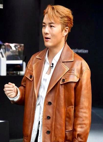 吴克群彻底撕破了乐评圈的遮羞布！**梁源这嘴脸，打得真疼。**节目上西装革