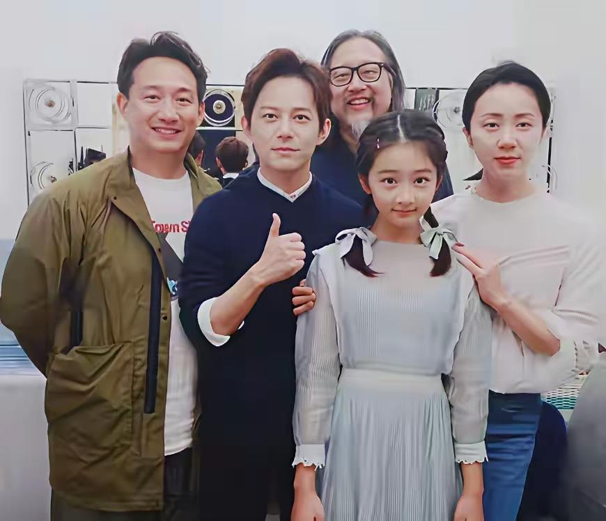 黄多多国外大胆秀身材。这就是黄磊式教育，只适合有矿的家庭。穷养儿志，富养女德，千