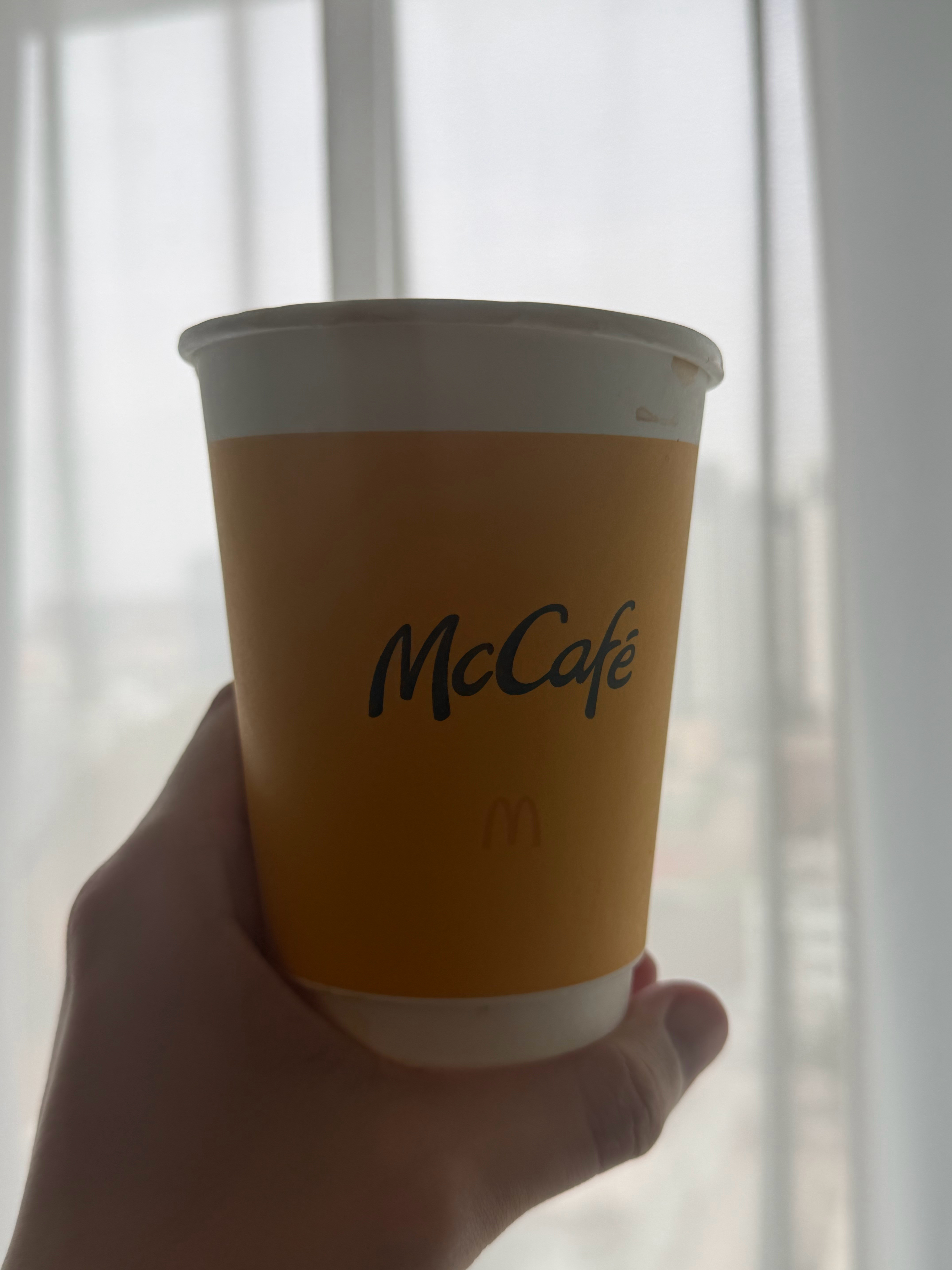 开工第一天给心脏上点强度先来一杯加冰热美式再用咖啡底儿兑热水泡红茶一包不够，得两