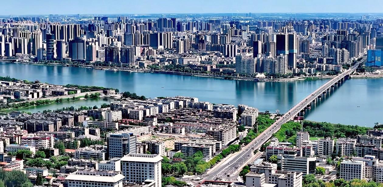 才发现原来襄阳的城市规模比宜昌大多了，如果说宜昌是半江城市半江绿，那么襄阳则更接