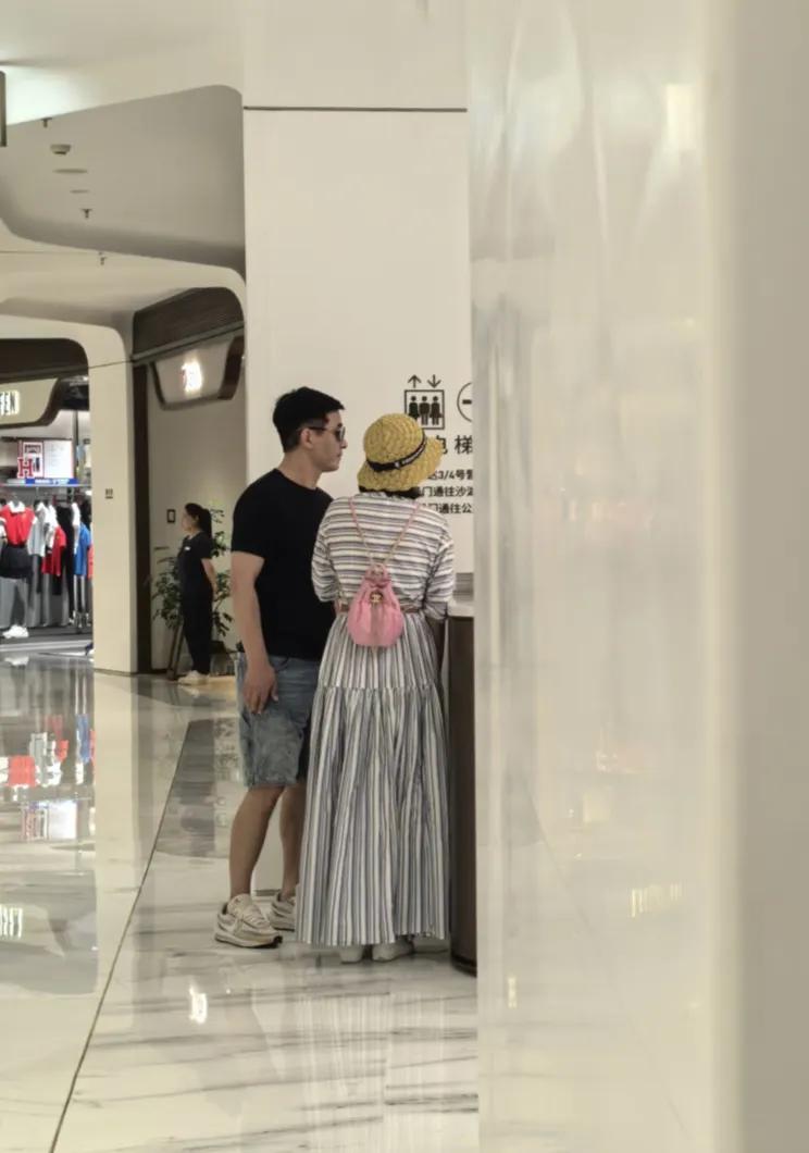 郭晓东和老婆程莉莎在武汉牵手逛商场，他都50岁了，看起来还是很帅气，打扮有型，身