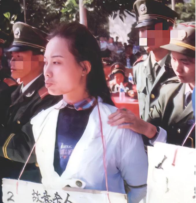 这张照片摄于1995年11月24日，照片中这名容貌清丽的女子名叫荣丰波，年仅21