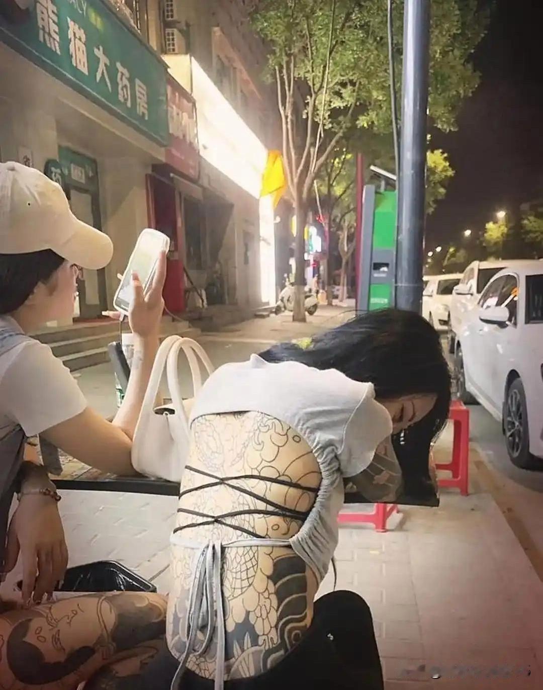 虽然说纹了身就不一定是个坏女人，可好的女人是绝对不会去纹身！大家伙儿觉得呢？