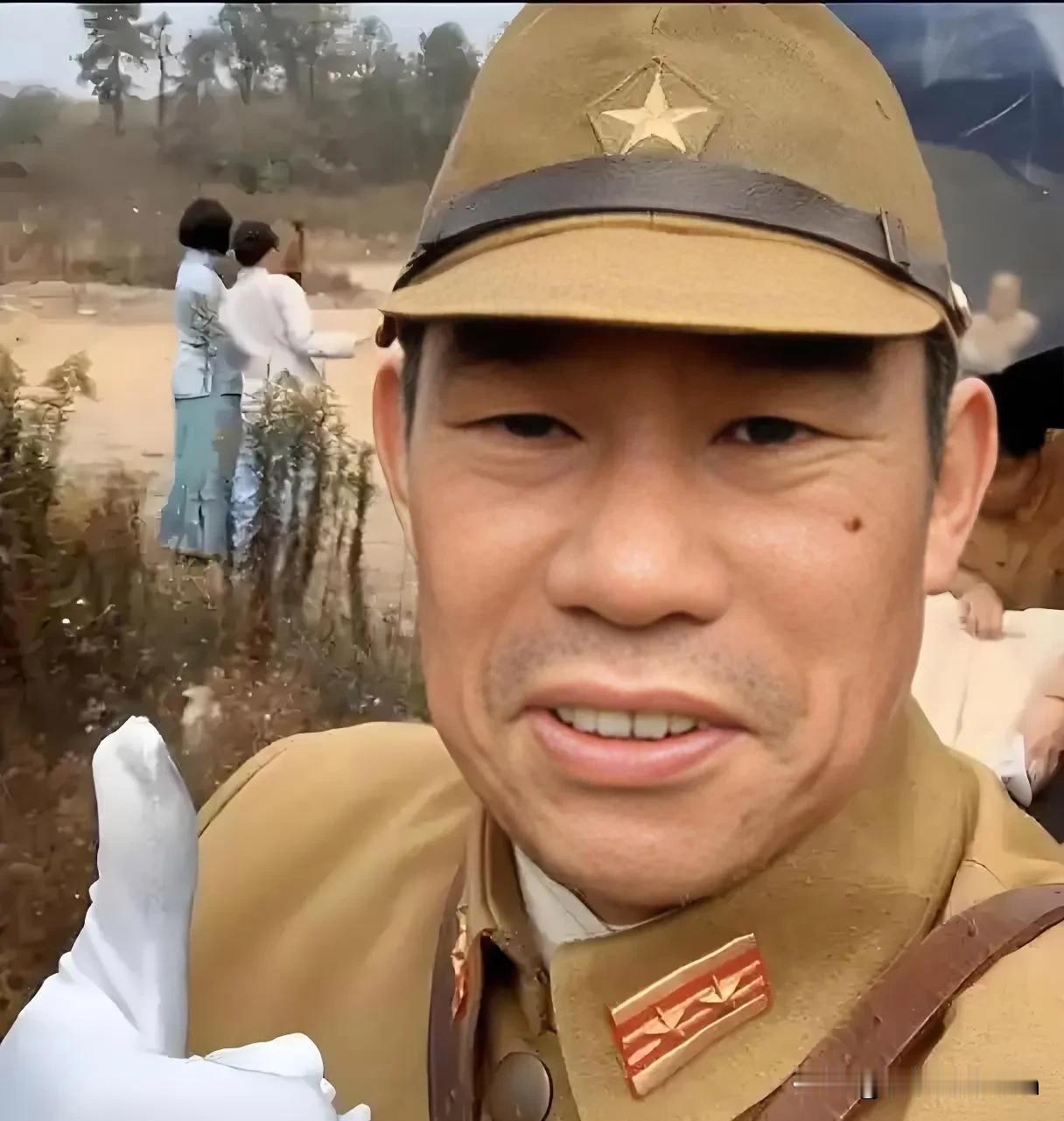 拍《亮剑》的时候，剧组因为资金紧张，找不到会日语的演员，于是导演来到片场对那些群