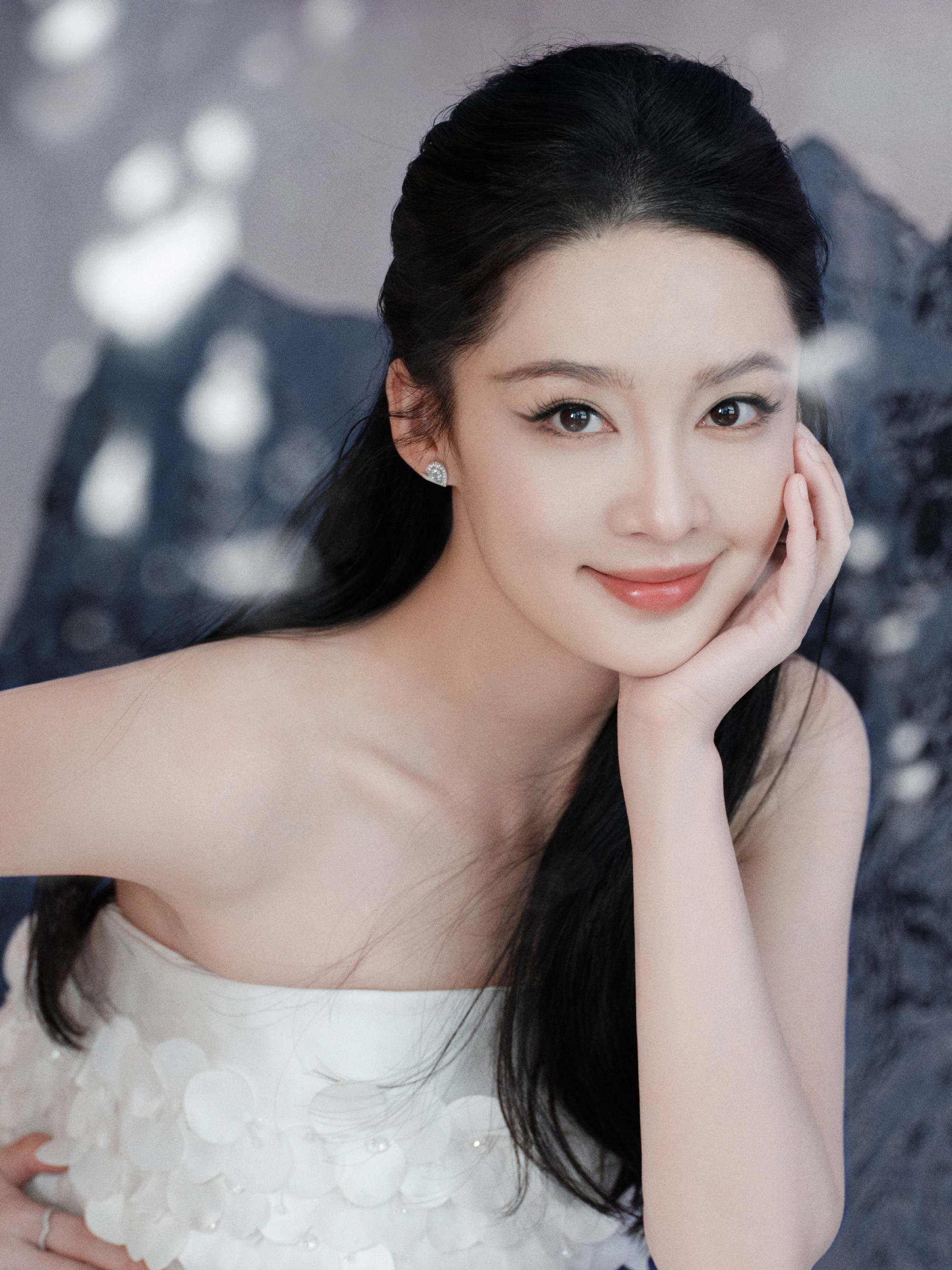 李沁：极致的白，流动的光，灵动柔美。李沁