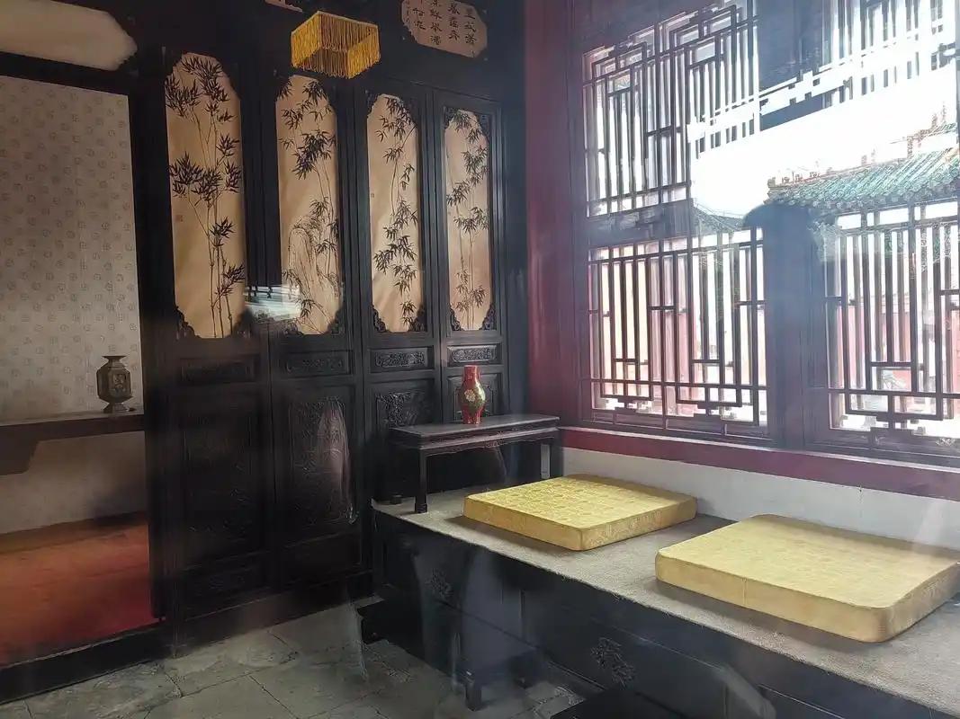 在北京做了几十年官，交的房租能买套四合院，退休时却一间屋子都带不走。大清律例