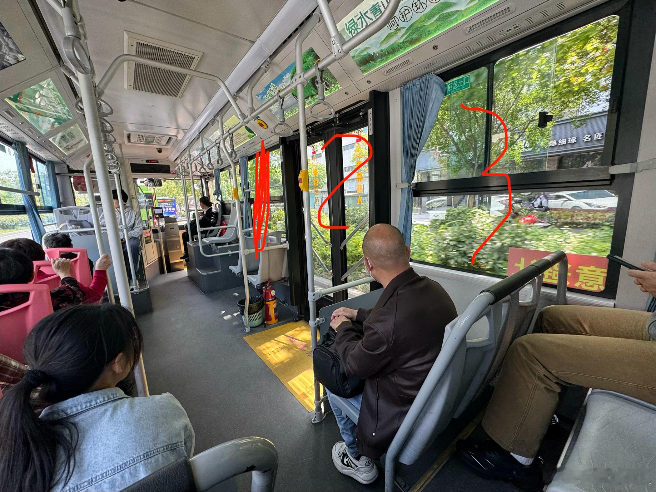 8m柯基类型纯电公交车后门有三个位置可以放（图中后门位置以及相邻车窗位置），仔细