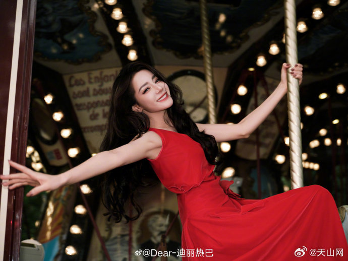 #新疆到底还有多少惊喜#10月，来的家乡解锁天山南北的无限魅力吧！雪山、胡杨、河谷、古城，新疆的秋色