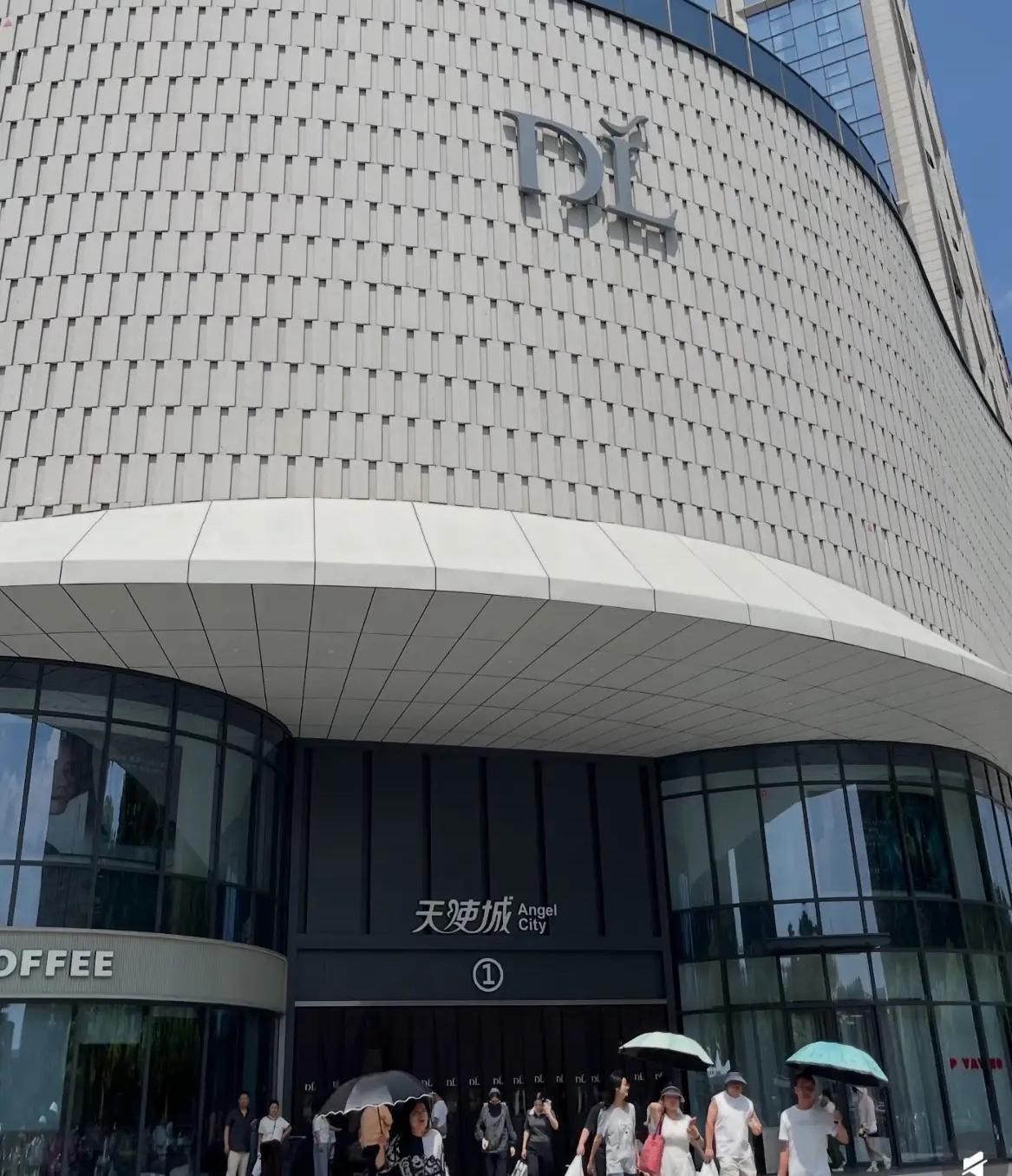 房东打电话来要涨租的时候，于东来没还价。第二天超市门口贴了一张纸，"闭店。"