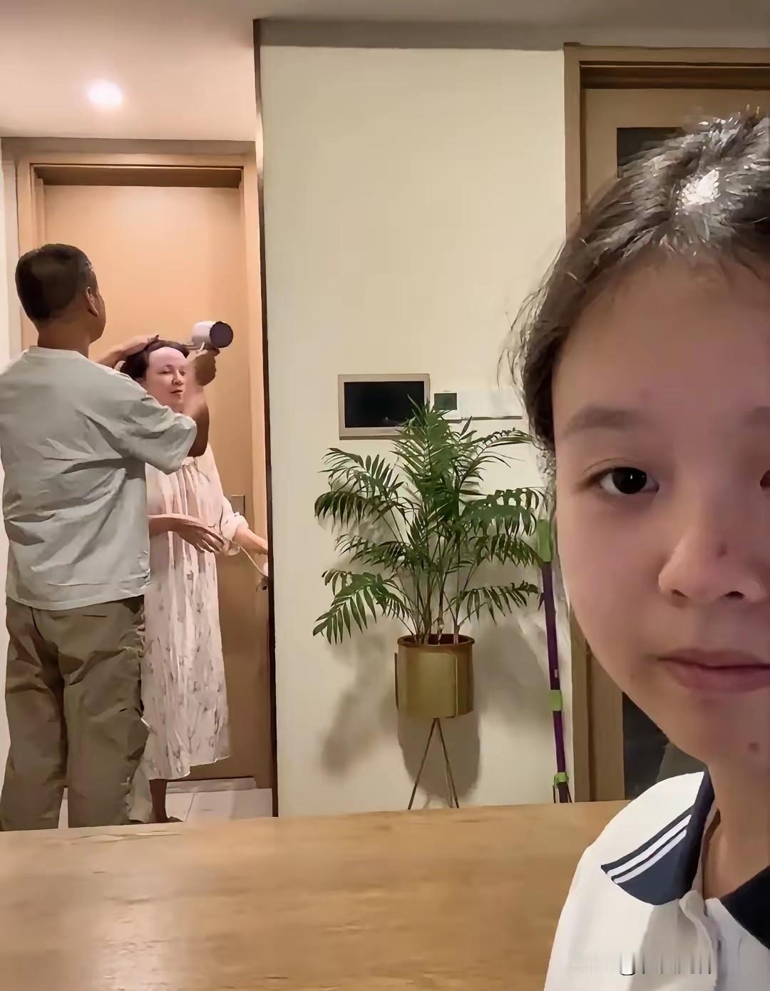 哇塞！女孩在家自拍，瞧见刚洗完头擦头发的妈妈，竟信誓旦旦说：“你信不信我妈吹风机