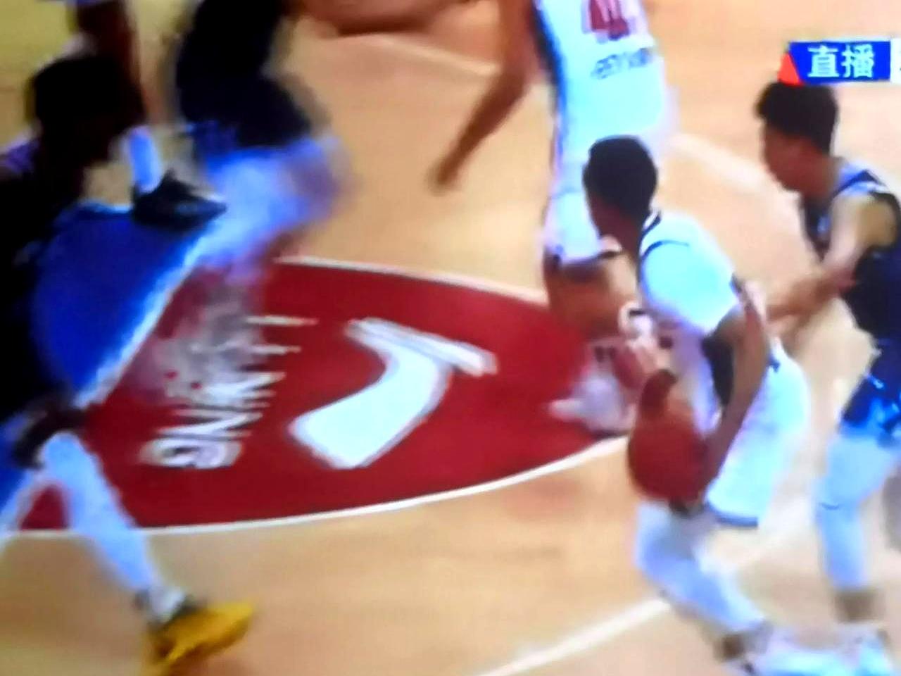 领先10分被追到只差4分，这球看着真揪心！青岛队第二节打得真叫一个猛，靠