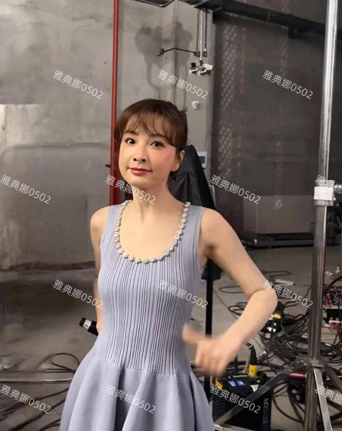 吴昕也越来越年轻更幼态了，42岁的她脸上没有一丝皱纹太过饱满了