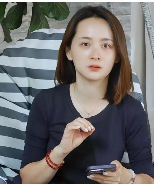 好奇去查了一下邓莎的老公路行，算是搞明白了，为啥他俩半分居状态，却迟迟没有离