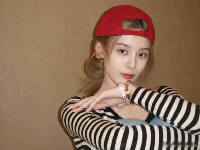 徐艺洋11月plog曝光后，“眼睛怎么了”的疑问出现，镜头下的日常点滴