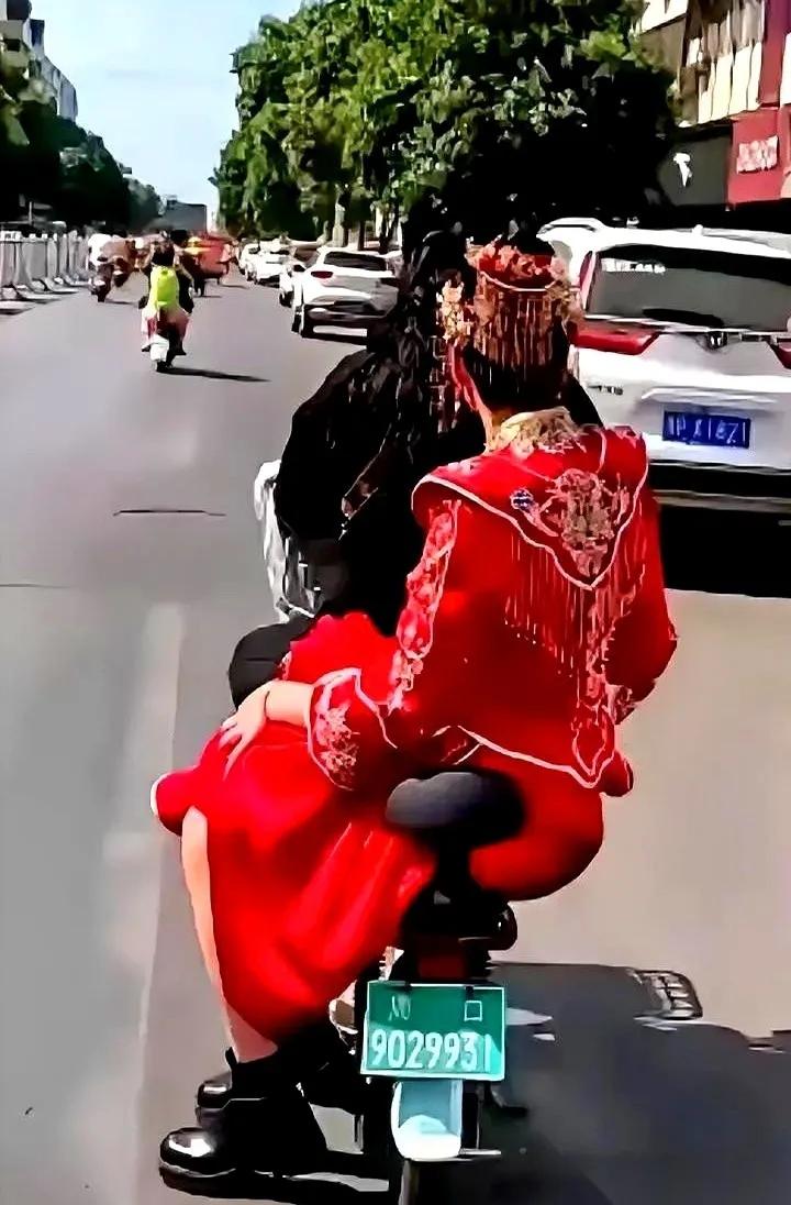 杭州那个婚礼，婆婆当着所有亲戚的面，说新娘配不上自己儿子。话一出口，现场直接僵住